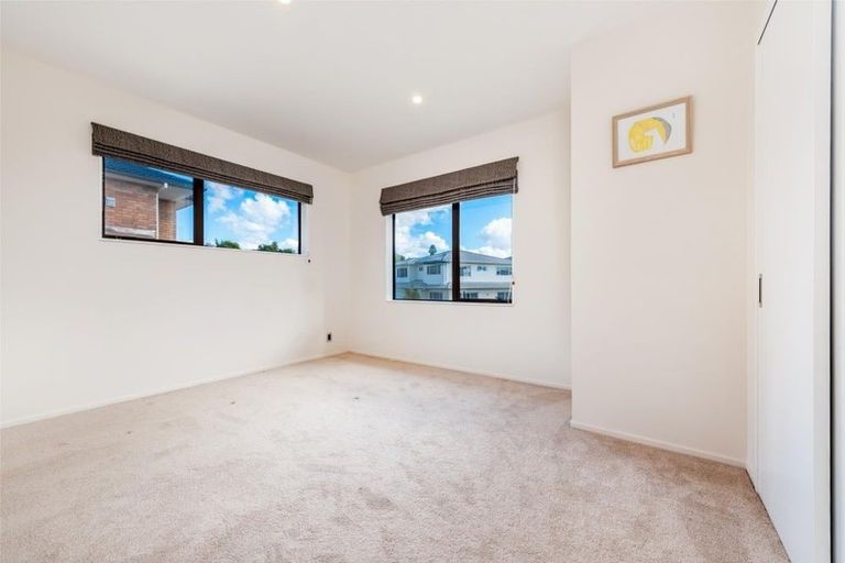 Photo of property in 21 Midhurst Avenue, Henderson, Auckland, 0612
