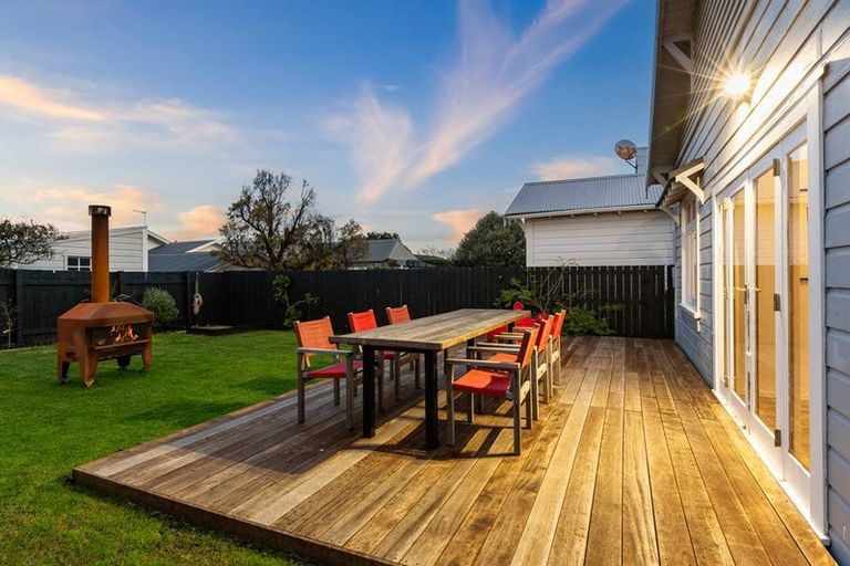 Photo of property in 137 Onepu Road, Lyall Bay, Wellington, 6022