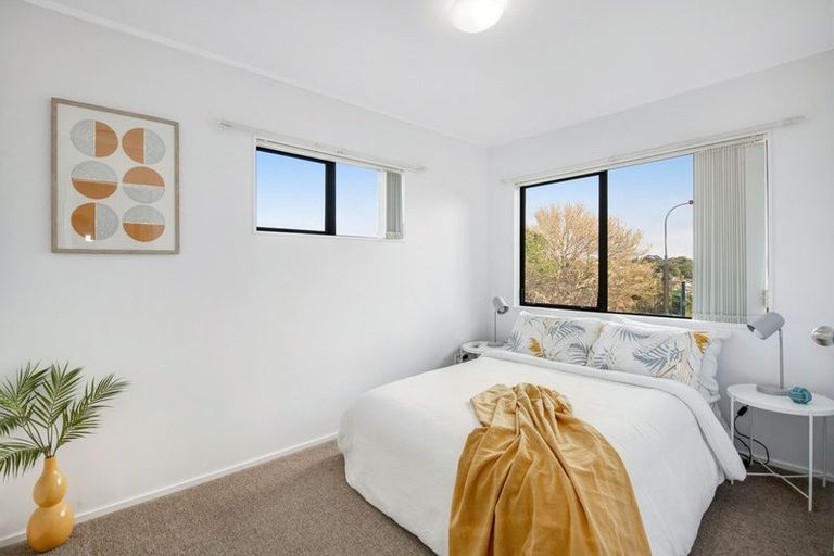 Photo of property in 2/14 Valecrest Place, Bayview, Auckland, 0629