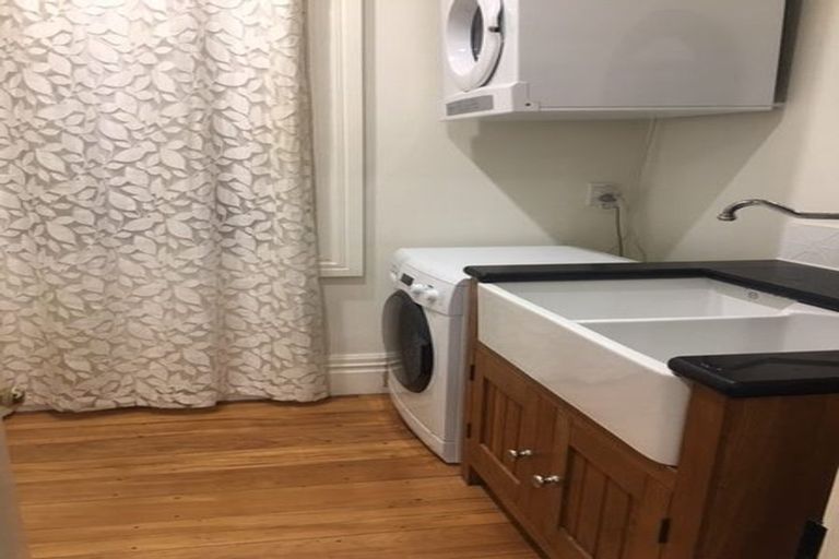 Photo of property in 19 Grove Road, Kelburn, Wellington, 6012