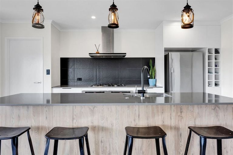 Photo of property in 15 Frederick Place, Whalers Gate, New Plymouth, 4310