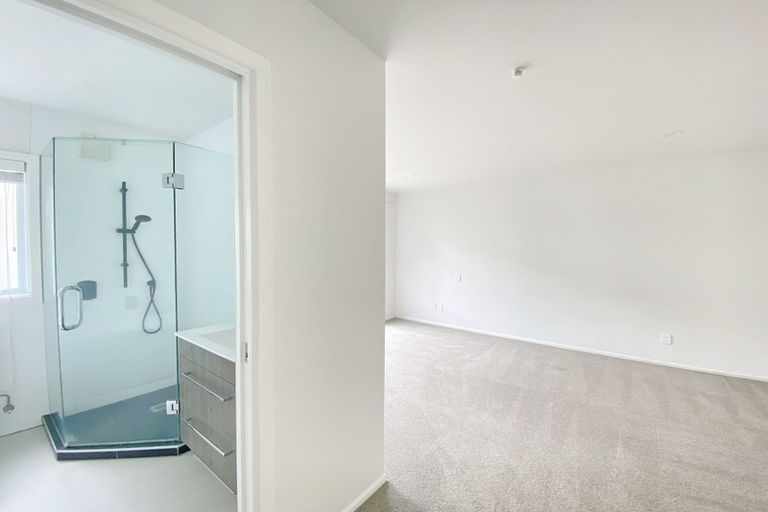 Photo of property in 1/7 Musick Point Road, Bucklands Beach, Auckland, 2012