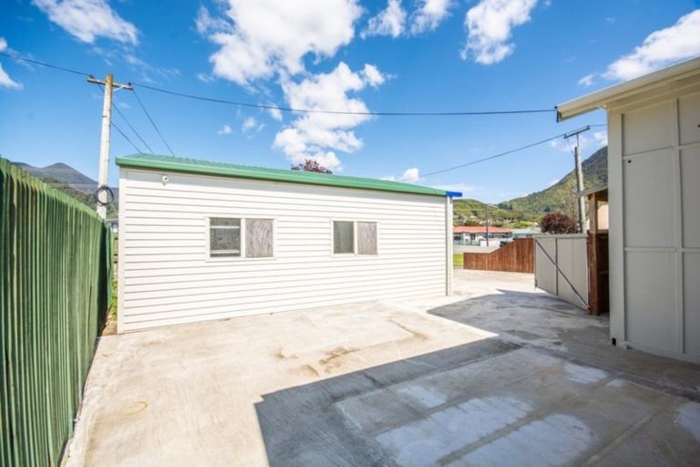 Photo of property in 61 Broadway, Picton, 7220