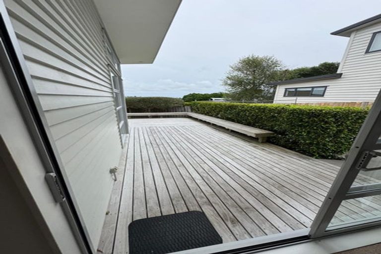 Photo of property in 8a Glenfield Road, Birkenhead, Auckland, 0626