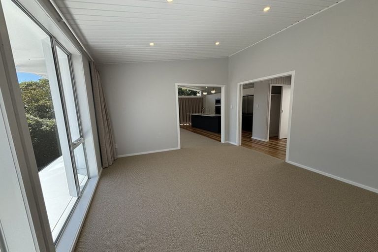 Photo of property in 42 Versailles Street, Karori, Wellington, 6012