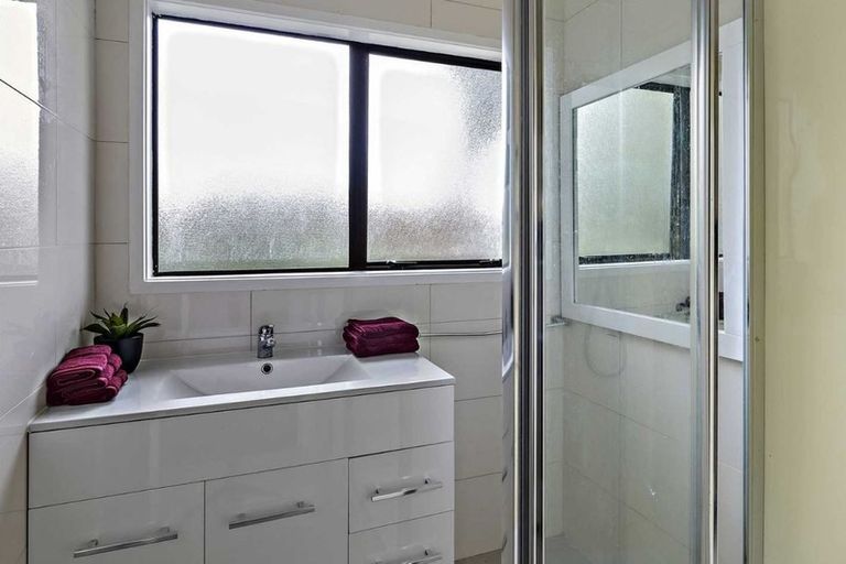 Photo of property in 2/31 Rangeview Road, Sunnyvale, Auckland, 0612