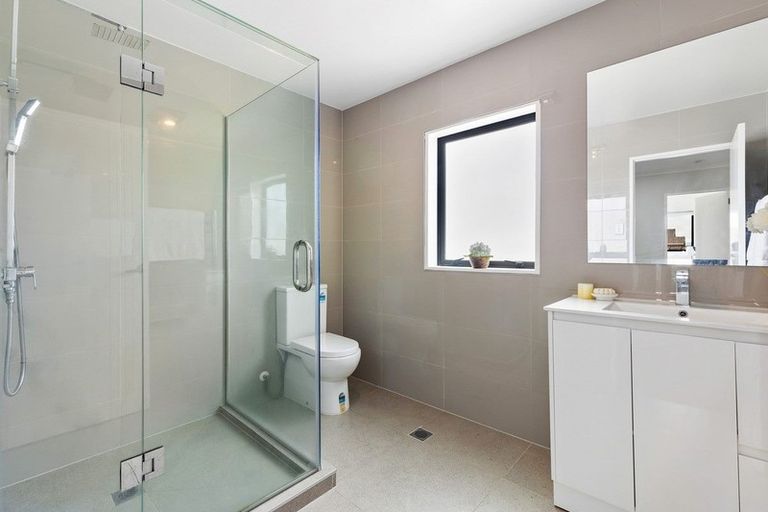 Photo of property in 4225a Great North Road, Glendene, Auckland, 0602