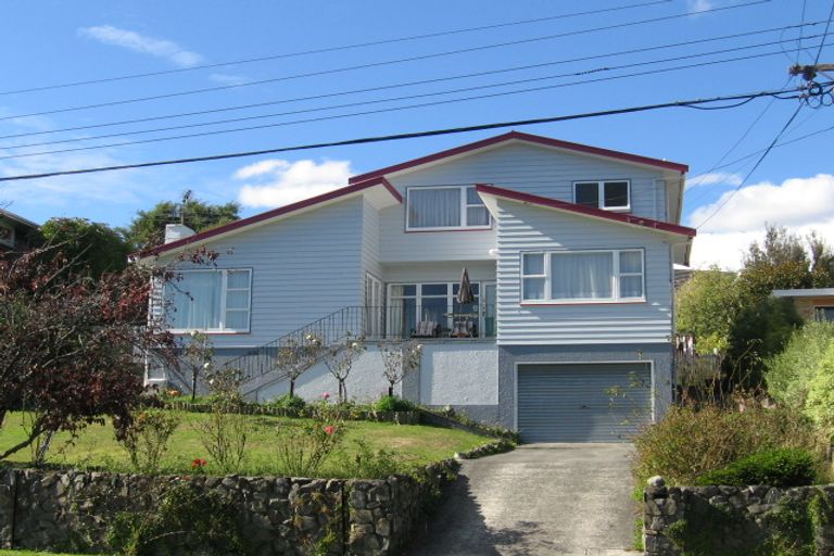 Photo of property in 17 Dowling Grove, Silverstream, Upper Hutt, 5019