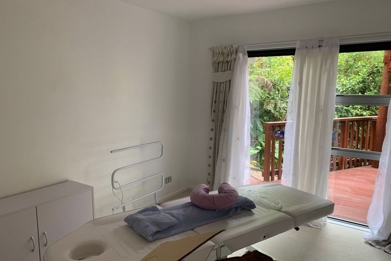 Photo of property in 9 Springwater Vale, Unsworth Heights, Auckland, 0632