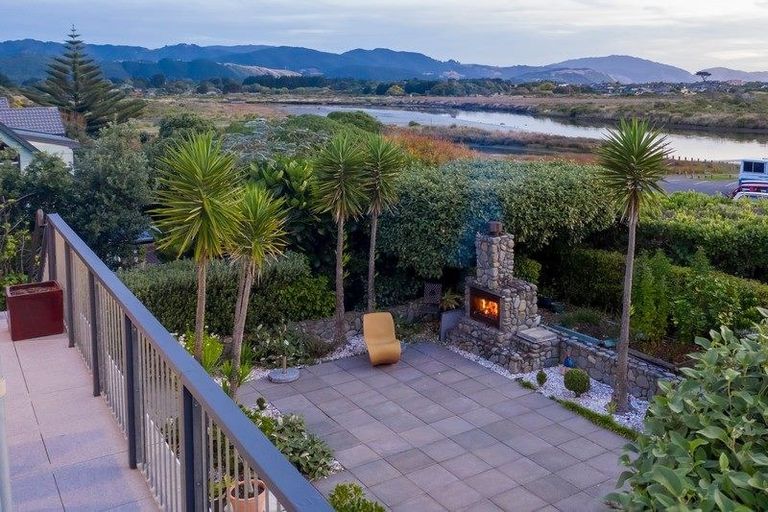 Photo of property in 6 Waiheke Street, Waikanae Beach, Waikanae, 5036