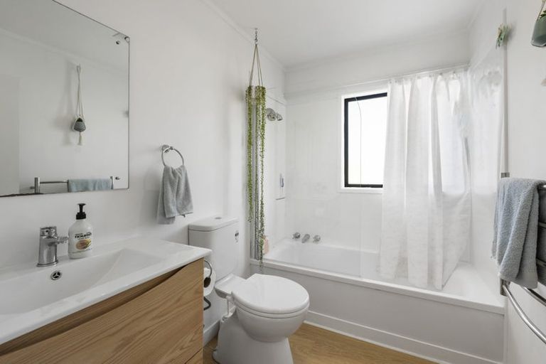 Photo of property in 1/10 Atlantis Place, Totara Vale, Auckland, 0629