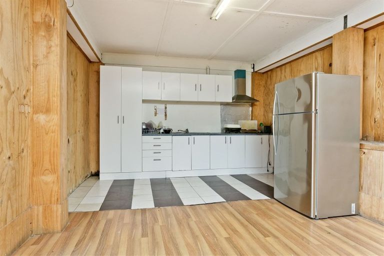 Photo of property in 449 Glenfield Road, Glenfield, Auckland, 0629