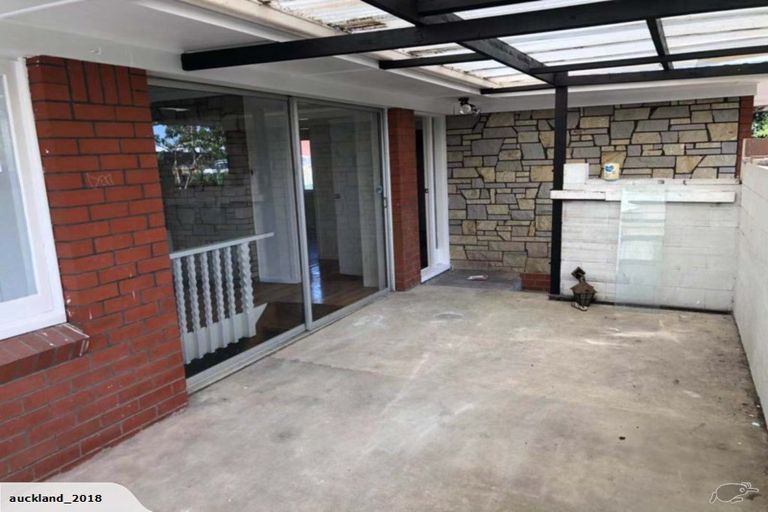 Photo of property in 104 Archibald Road, Kelston, Auckland, 0602