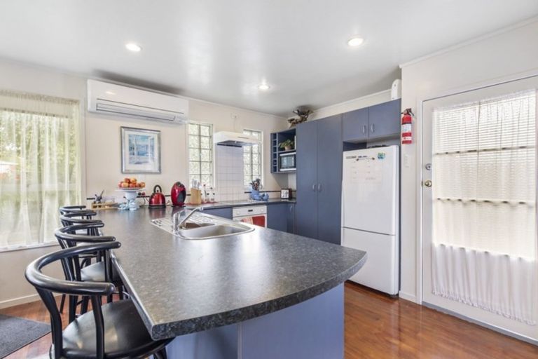 Photo of property in 8 Allington Road, Massey, Auckland, 0614