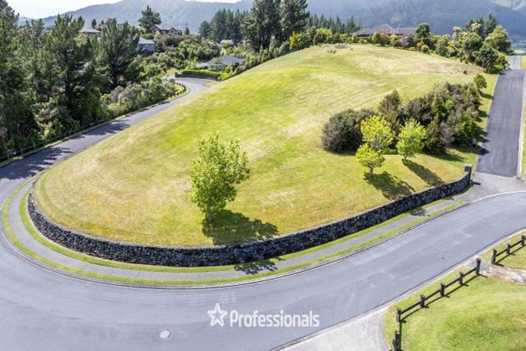 Photo of property in 18 Mount Marua Way, Timberlea, Upper Hutt, 5018