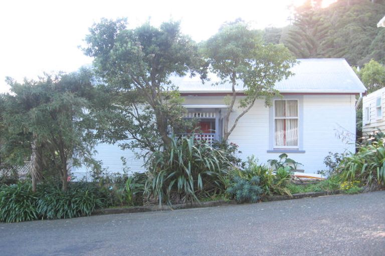 Photo of property in 25 Rona Street, Eastbourne, Lower Hutt, 5013