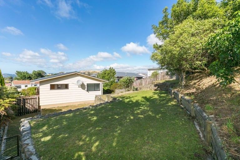 Photo of property in 23 Cheltenham Terrace, Newlands, Wellington, 6037