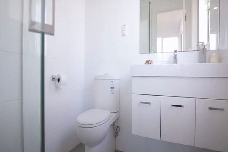 Photo of property in 1/42 Holland Road, Hillcrest, Auckland, 0627