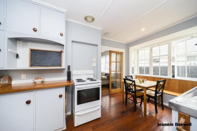 Photo of property in 654 Featherston Street, Roslyn, Palmerston North, 4414