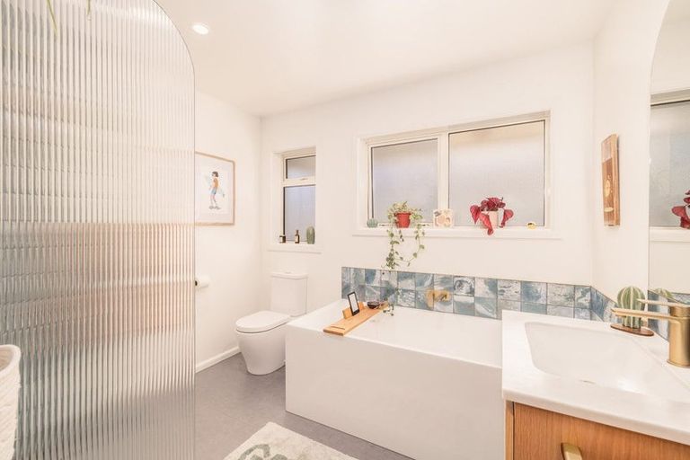 Photo of property in 6 Laing Crescent, Heathcote Valley, Christchurch, 8022