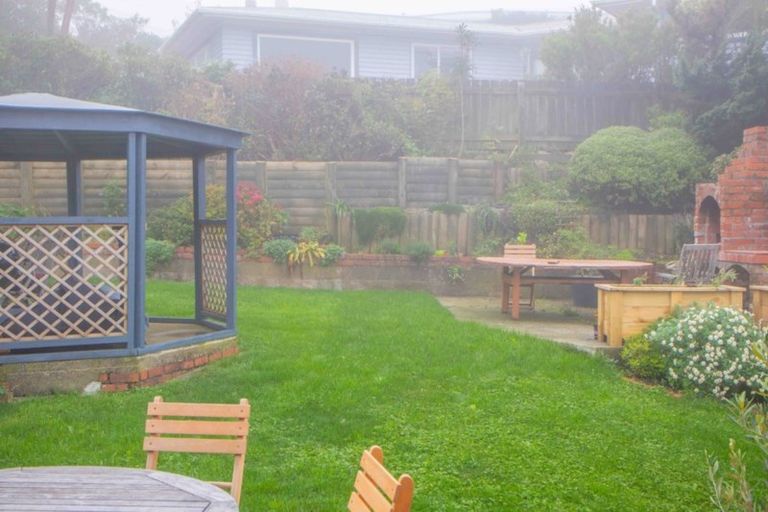 Photo of property in 20 Cotswold Crescent, Newlands, Wellington, 6037