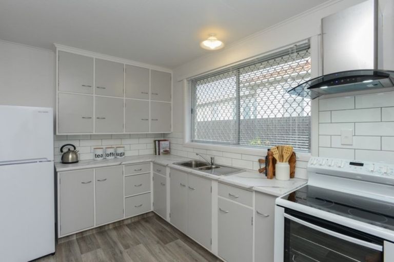 Photo of property in 2/301 Southland Road, Hastings, 4122