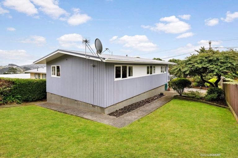 Photo of property in 9 Turville Crescent, Newlands, Wellington, 6037