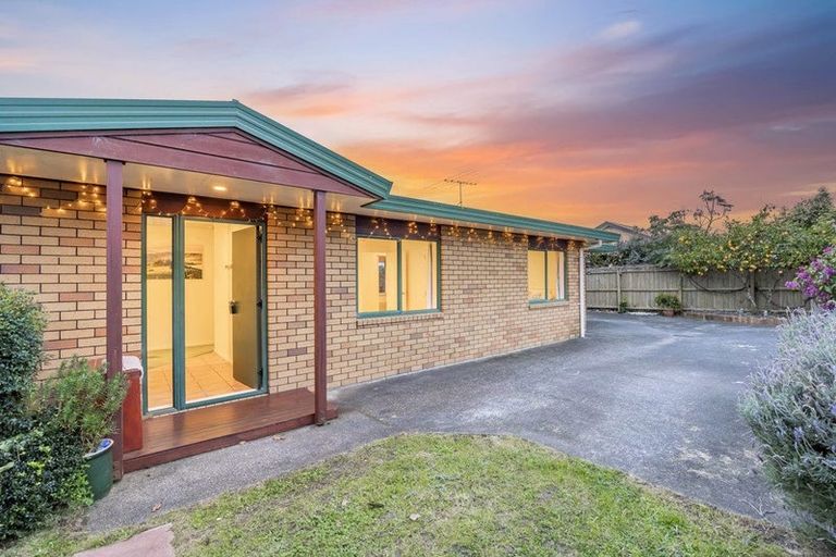 Photo of property in 14 Swanson Oaks, Swanson, Auckland, 0612