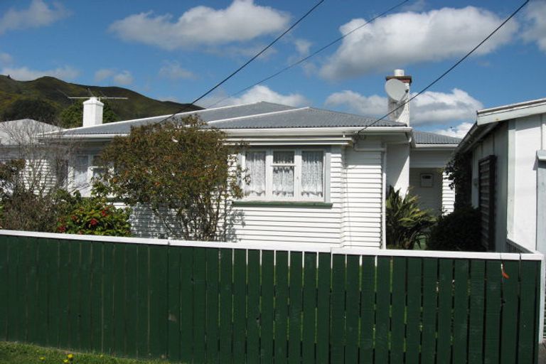 Photo of property in 4 Birdwood Road, Waterloo, Lower Hutt, 5011