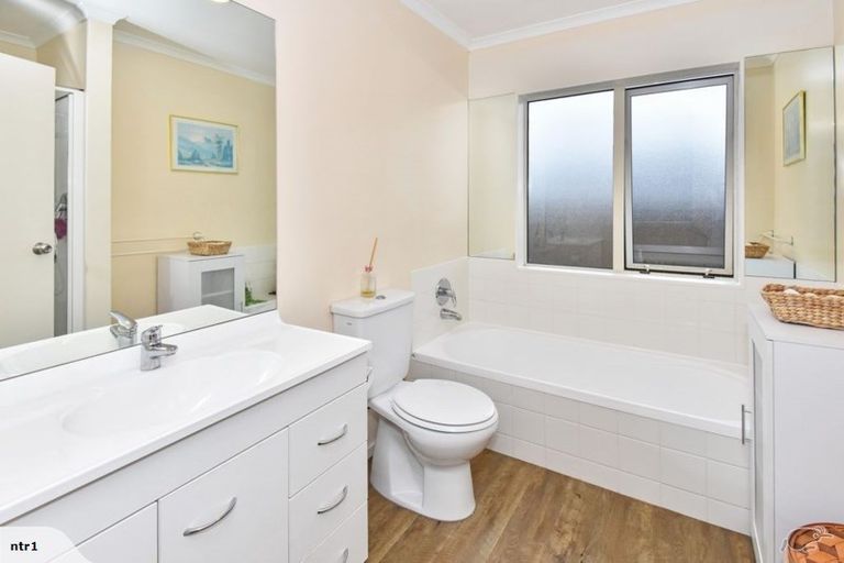 Photo of property in 4 Mattalie Place, Manurewa, Auckland, 2105