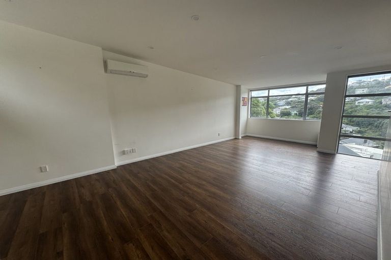 Photo of property in 22 Tiketike Way, Brooklyn, Wellington, 6021