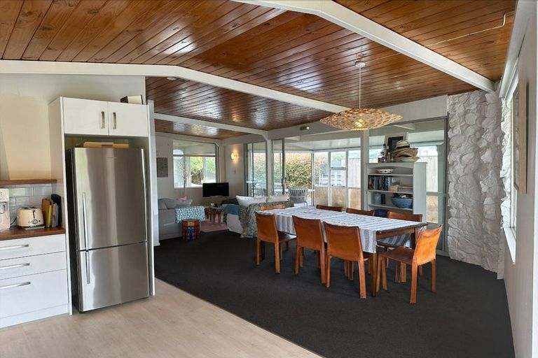 Photo of property in 32 Te Moana Road, Waikanae Beach, Waikanae, 5036