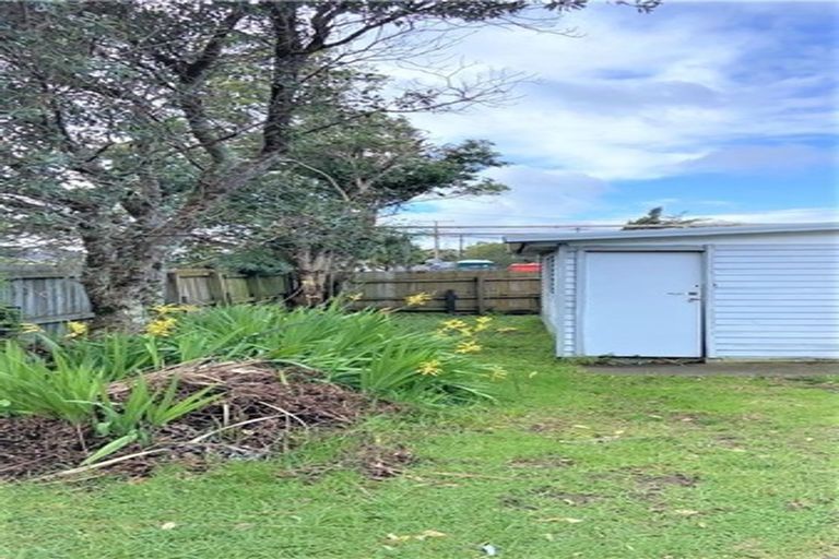 Photo of property in 13 Rewarewa Road, Te Atatu Peninsula, Auckland, 0610