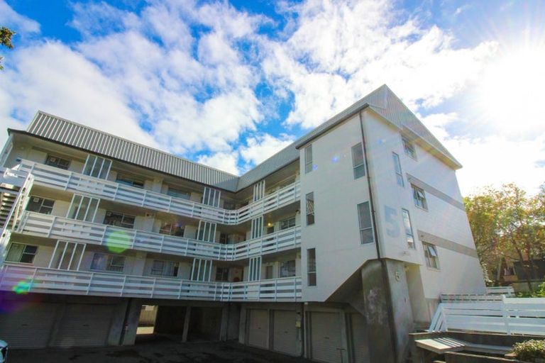 Photo of property in 5 Hawker Street, Mount Victoria, Wellington, 6011