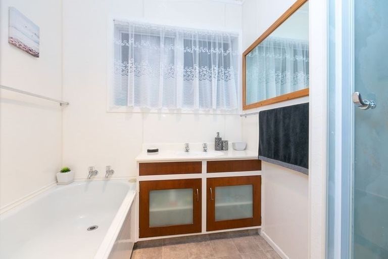 Photo of property in 5a Marina Grove, Frankleigh Park, New Plymouth, 4310