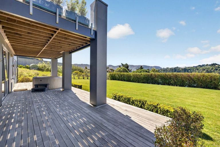 Photo of property in 11 Kaioruru Lane, Charteris Bay, Lyttelton, 8971