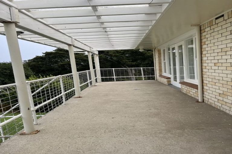 Photo of property in 83 Pupuke Road, Northcote, Auckland, 0627