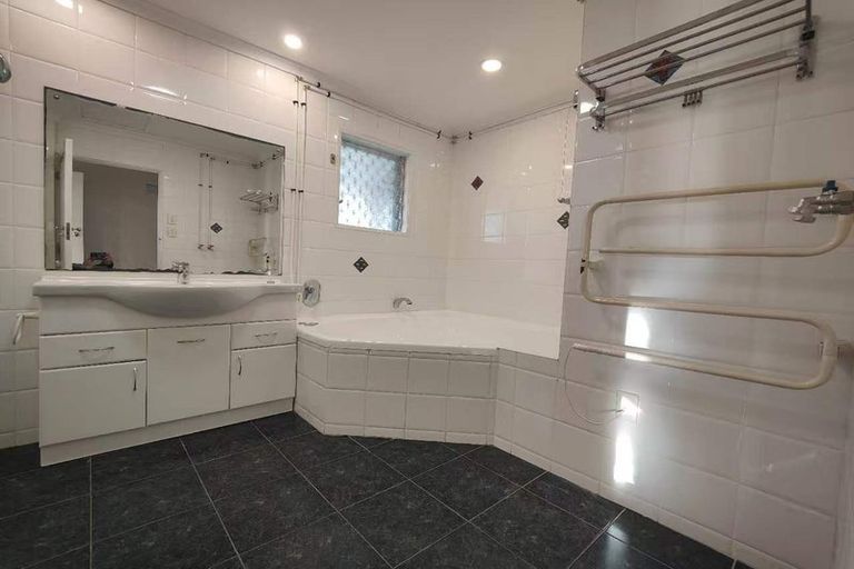 Photo of property in 2 Mellons Bay Road, Howick, Auckland, 2014