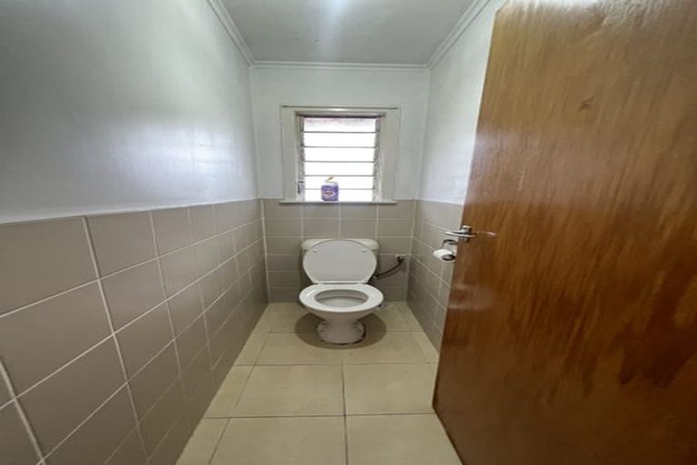 Photo of property in 4 Hillary Heights Avenue, Glendene, Auckland, 0602