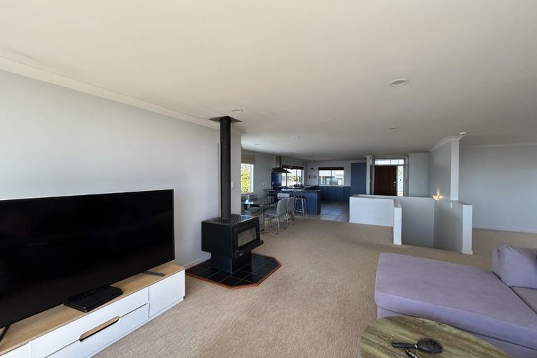 Photo of property in 7 Shearwater Rise, Rothesay Bay, Auckland, 0630