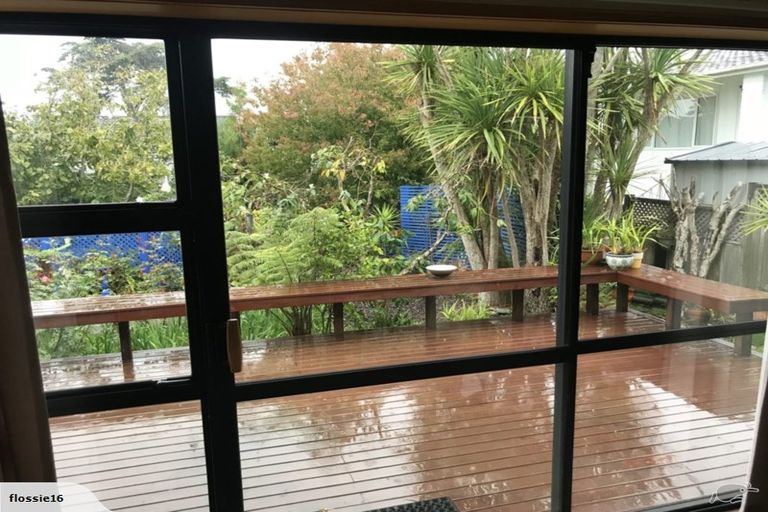 Photo of property in 3/2 Dallinghoe Crescent, Milford, Auckland, 0620