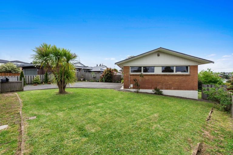 Photo of property in 18 Borrowdace Avenue, Botany Downs, Auckland, 2010