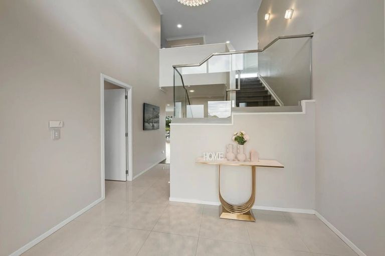 Photo of property in 5 Iwinuku Crescent, Wattle Downs, Auckland, 2103