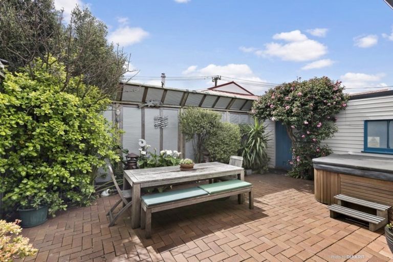 Photo of property in 10 Wayside, Miramar, Wellington, 6022