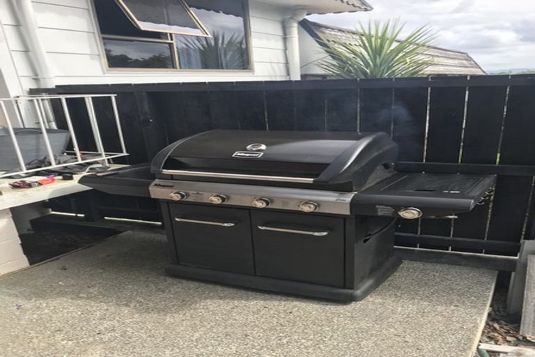 Photo of property in 1/2 Kemp Road, Massey, Auckland, 0614