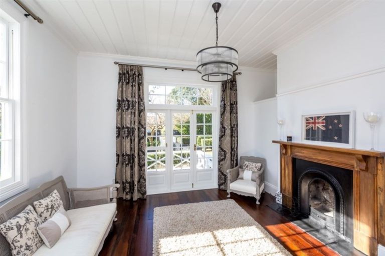 Photo of property in 100 Belt Road, New Plymouth, 4310