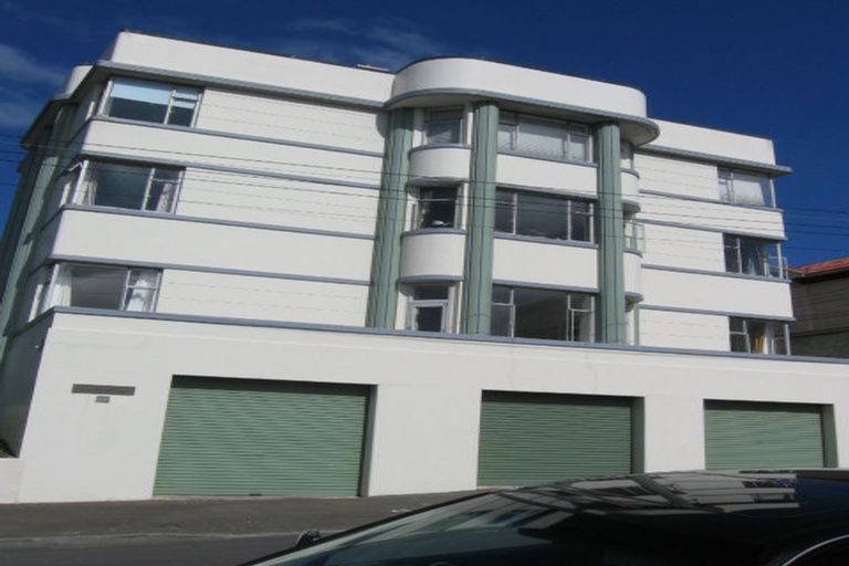 Photo of property in Owd Trafford Flats, 17 Brougham Street, Mount Victoria, Wellington, 6011