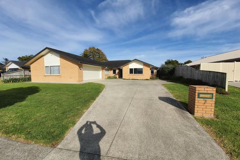Photo of property in 7 Cooladerry Place, Rosehill, Papakura, 2113