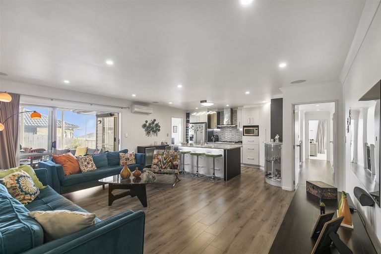 Photo of property in 40 Spoonbill Place, Unsworth Heights, Auckland, 0632