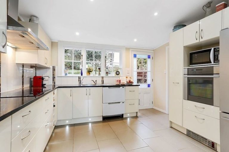 Photo of property in 552 Scenic Drive, Waiatarua, Auckland, 0612